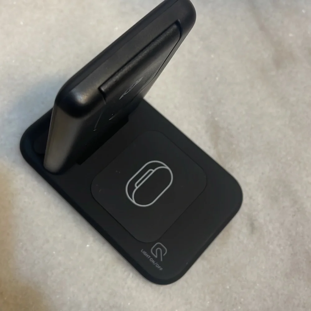 3-IN-1 FOLDABLE WIRELESS CHARGER Charge for all Qi enable Phone+Smart watch+buds